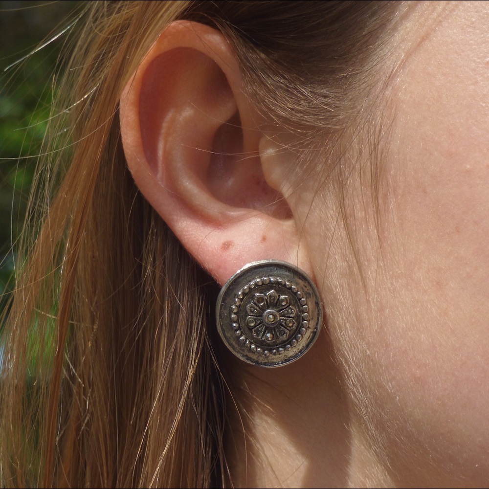 Circle studs - Picture 3 of 3